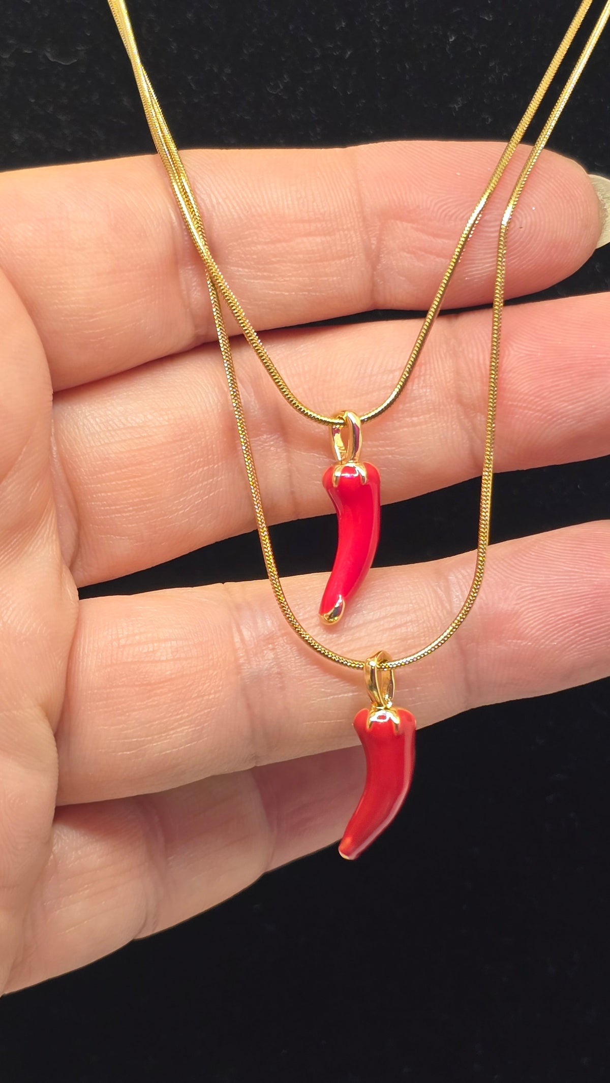 Chili Halskette 18K vergoldet mit rotem Emaille Chili Anhänger – Ansicht 10