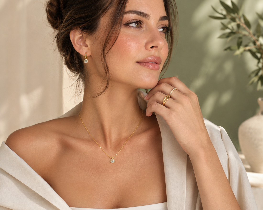 Frau mit 18K vergoldetem Schmuck – Kette, Ohrringe und Ringe – Beautyway073 (KI-generiertes Bild)