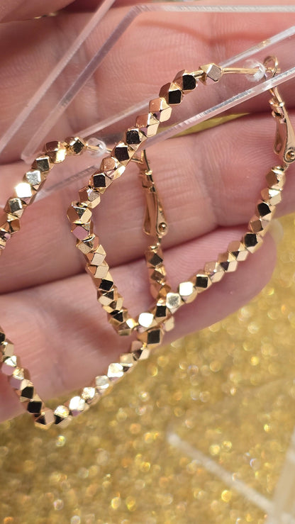 18K Rosegold Ohrringe in der Hand – Größenvergleich