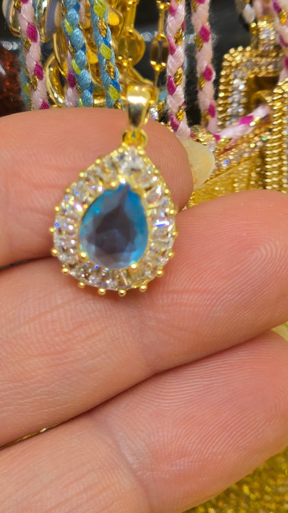 Tropfenanhänger mit blauem Stein und Zirkonia – Nahaufnahme