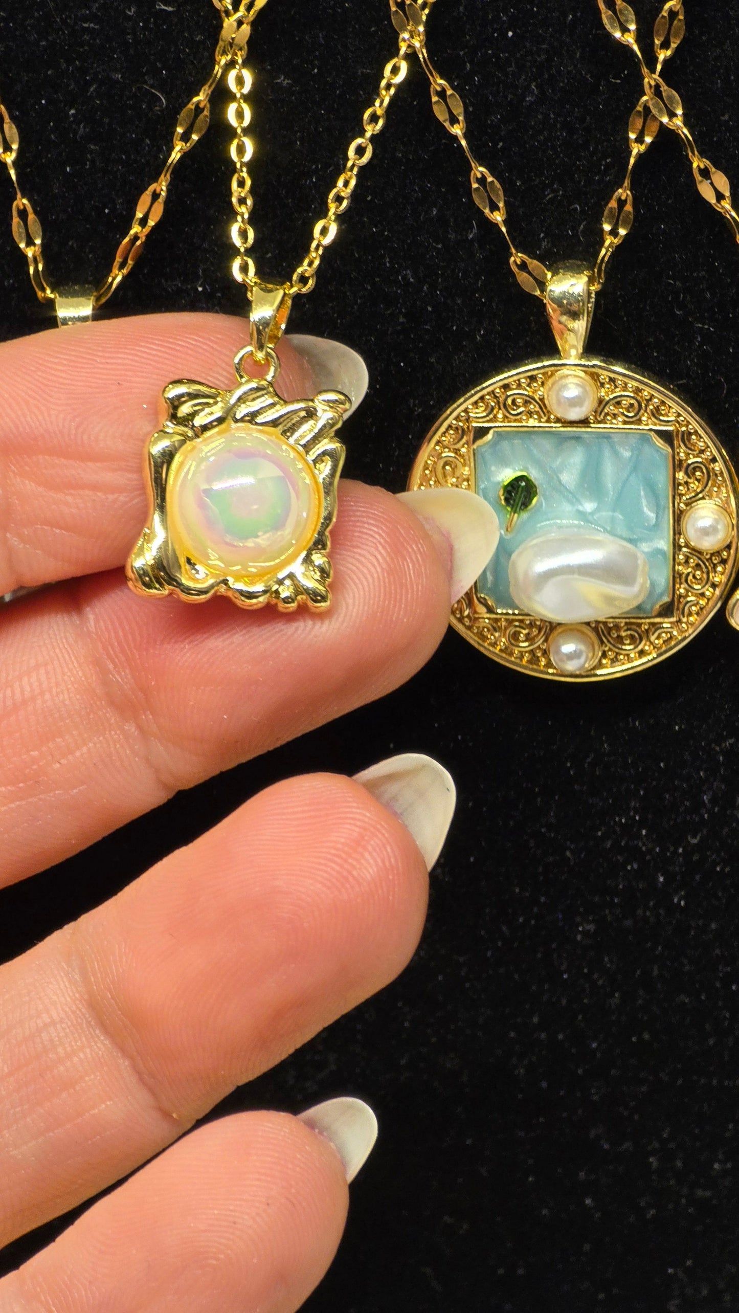 Vintage Pearl Necklace with Gemstone Pendant – Oriental Design | 18K Gold Plated