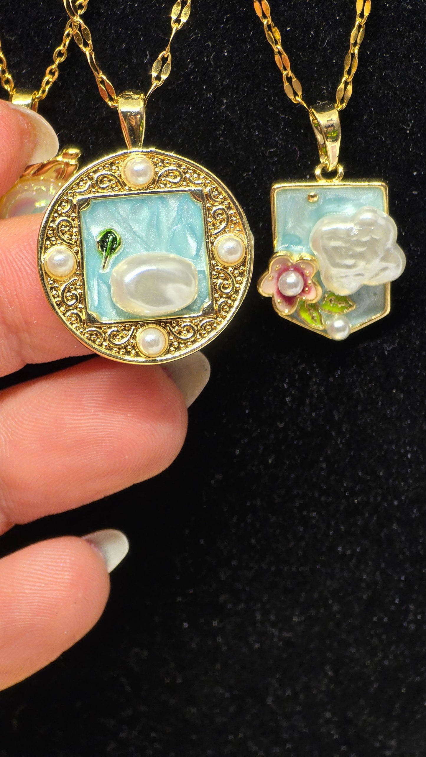 Vintage Pearl Necklace with Gemstone Pendant – Oriental Design | 18K Gold Plated