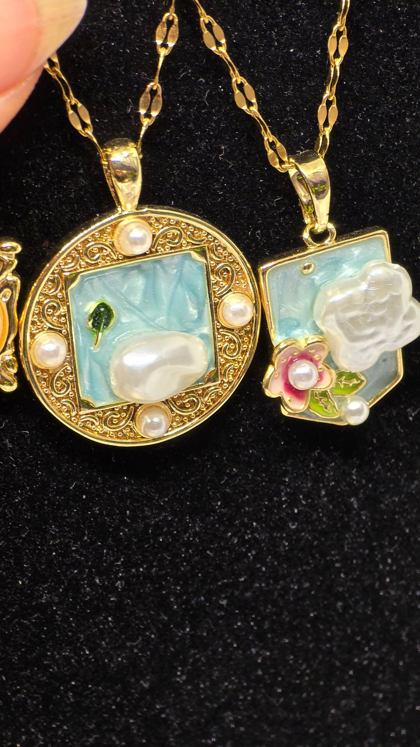Vintage Pearl Necklace with Gemstone Pendant – Oriental Design | 18K Gold Plated