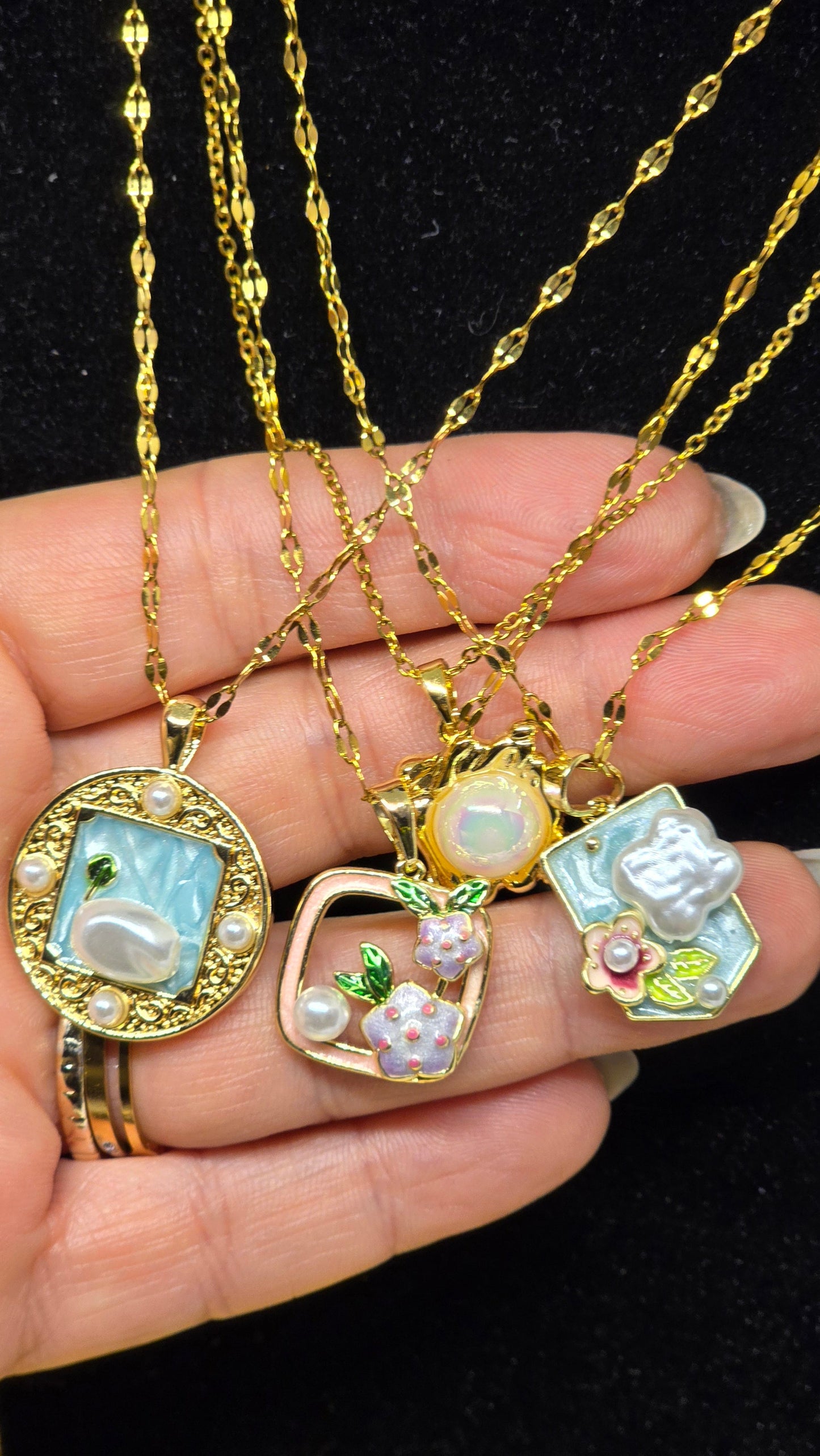 Vintage Pearl Necklace with Gemstone Pendant – Oriental Design | 18K Gold Plated