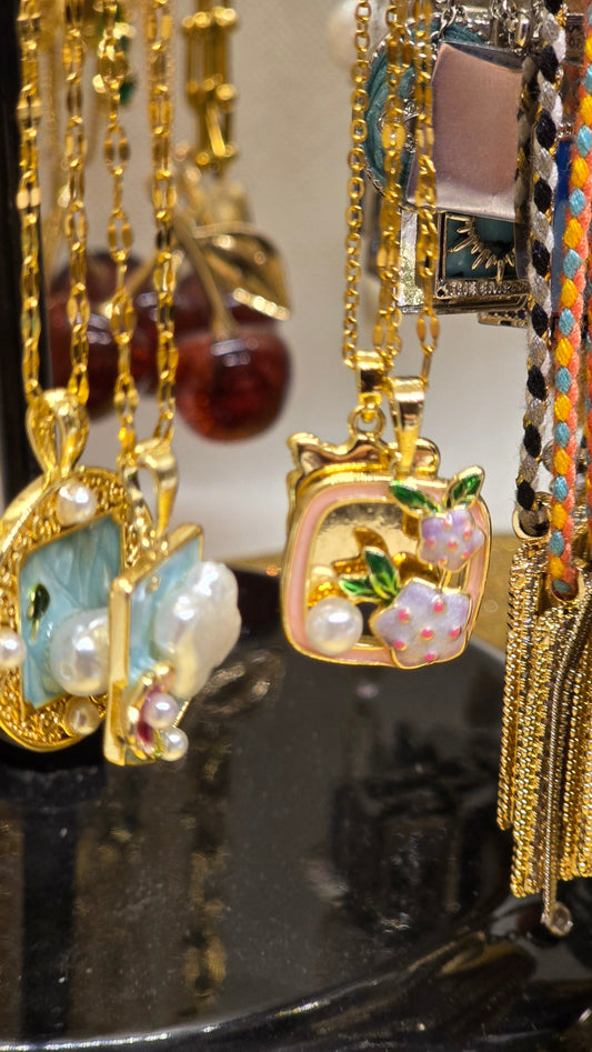 Vintage Pearl Necklace with Gemstone Pendant – Oriental Design | 18K Gold Plated