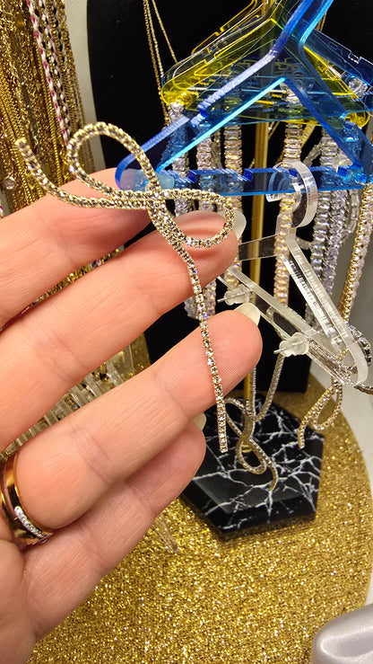Zirkonia Hochzeitsohrringe mit Schleife – Detail der funkelnden Steine
