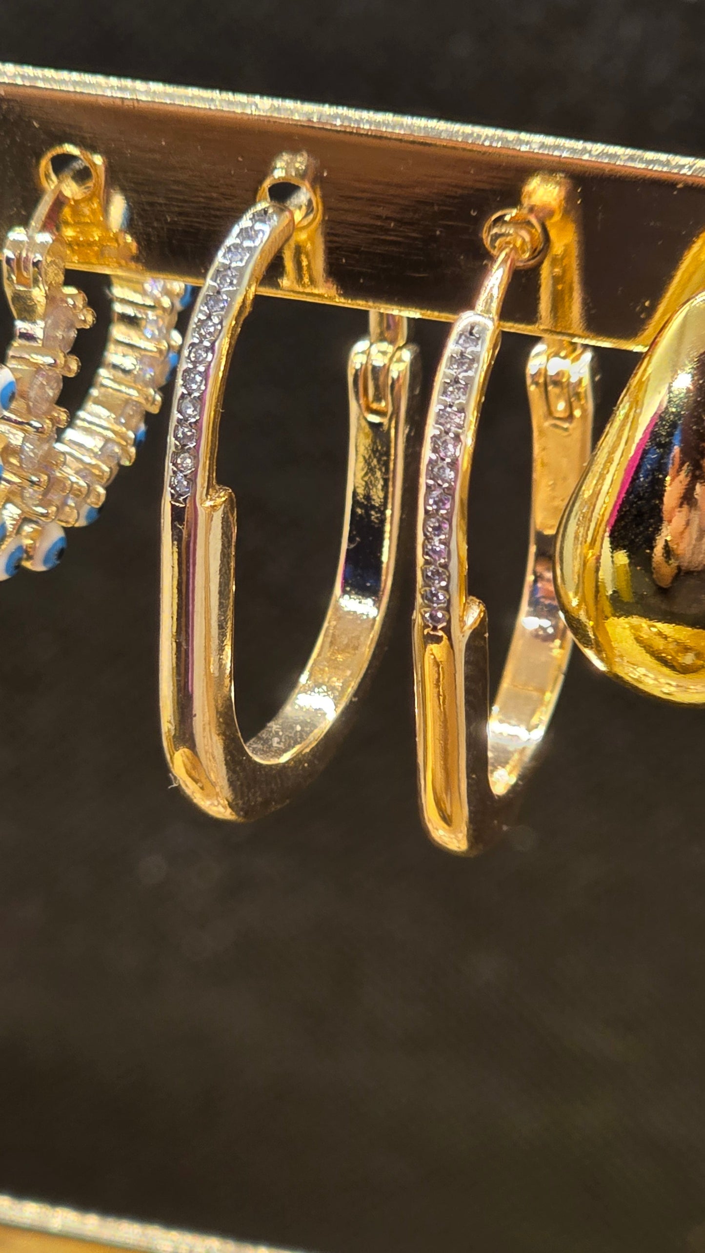 Gold Hoop Earrings with Zirconia Stones – Elegant Teardrop Shape