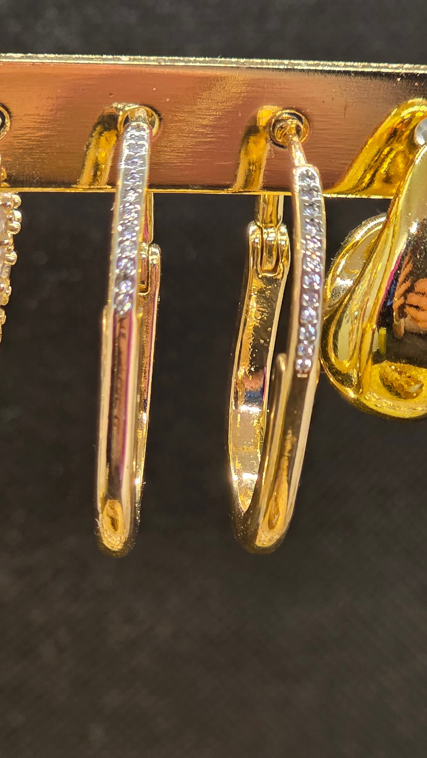 Gold Hoop Earrings with Zirconia Stones – Elegant Teardrop Shape