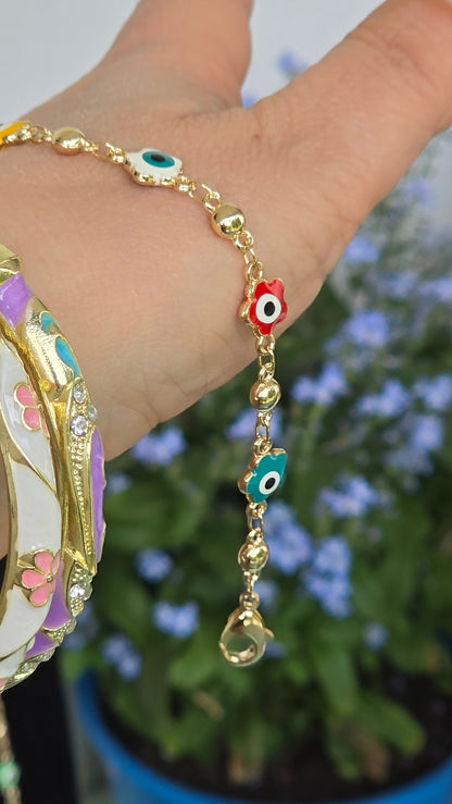 Evil Eye Armband mit Karabinerverschluss und bunten Nazar-Perlen – Tragebild