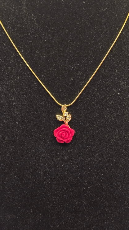 Rote Rose Halskette 18K vergoldet – Modell 1 Rose mit Blättern