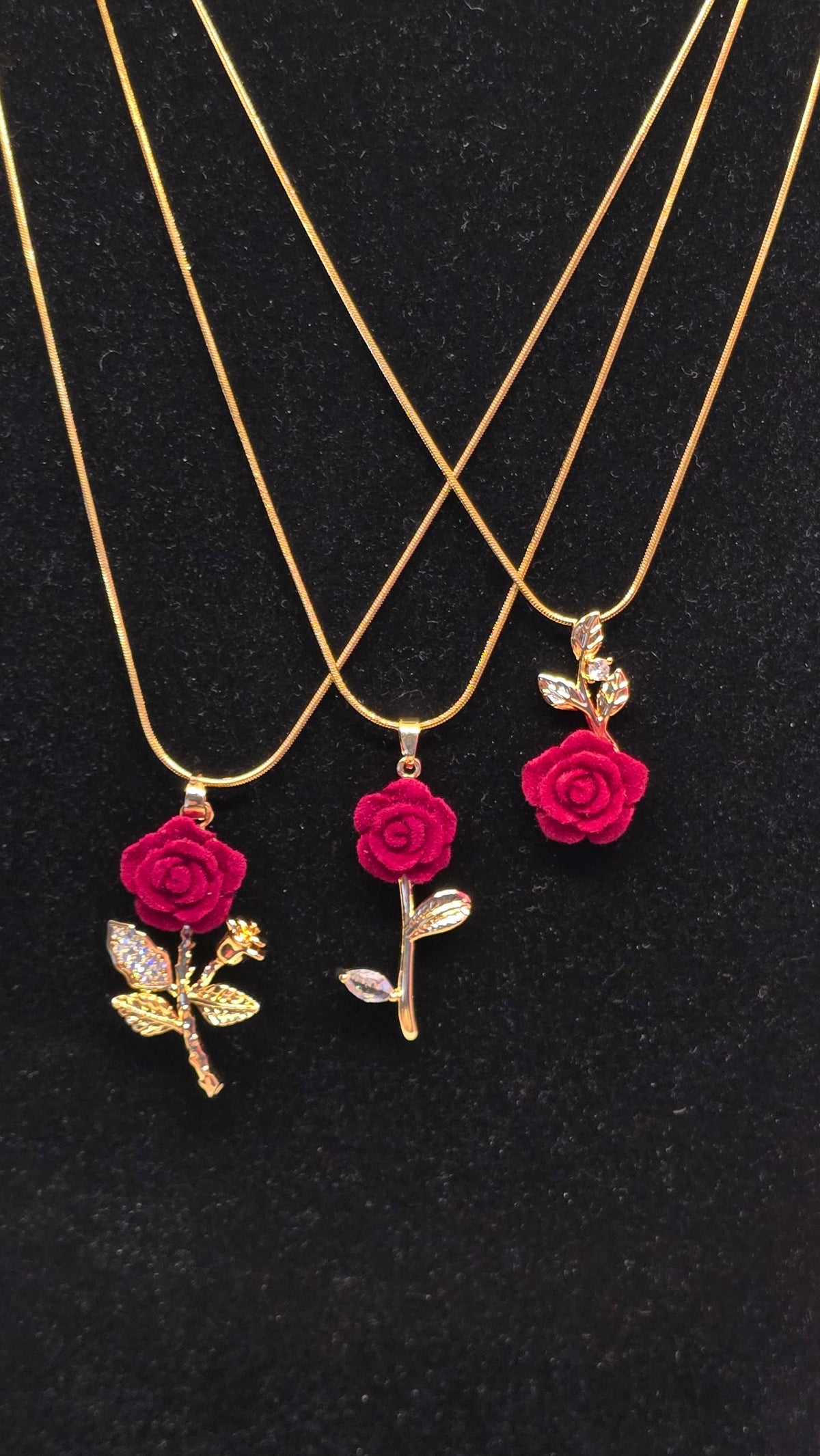 Rote Rose Halskette 18K vergoldet mit Samtrose – Ansicht 4