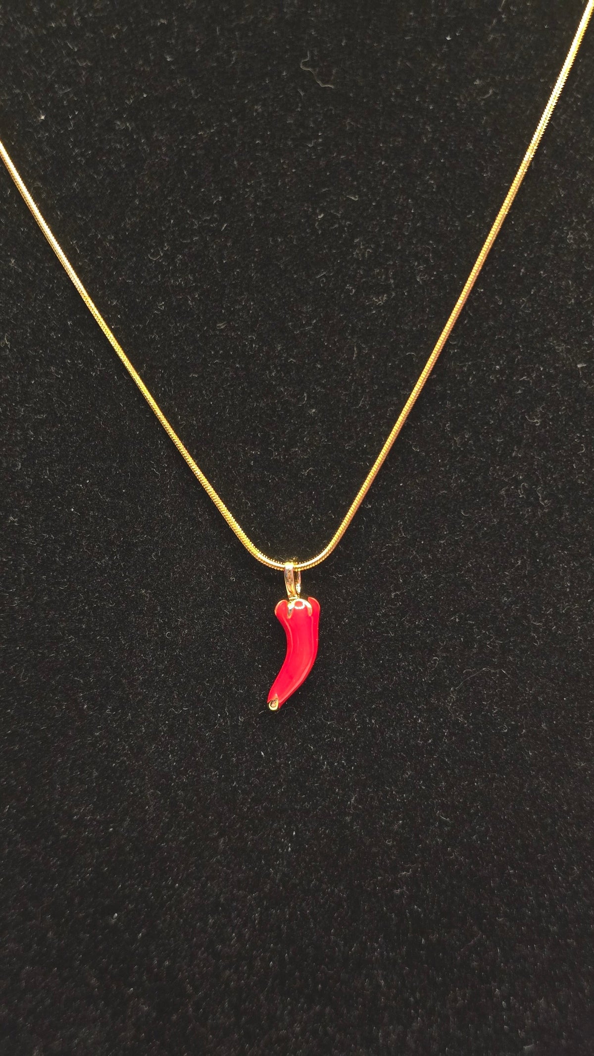 Chili Halskette 18K vergoldet mit rotem Emaille Chili Anhänger – Ansicht 2