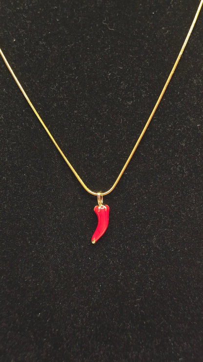 Chili Halskette 18K vergoldet mit rotem Emaille Chili Anhänger – Ansicht 2