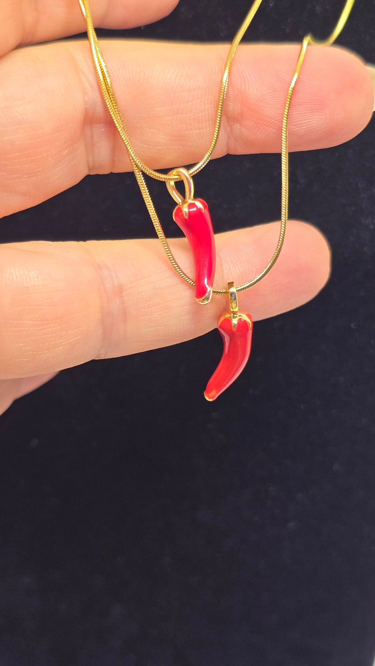 Chili Halskette 18K vergoldet mit rotem Emaille Chili Anhänger – Ansicht 4