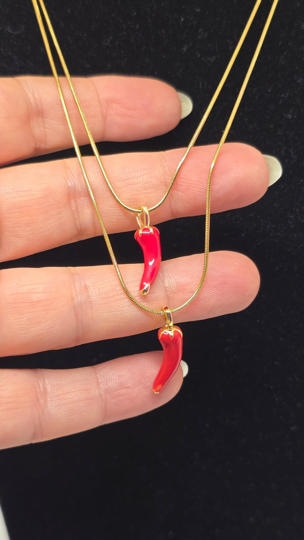 Chili Halskette 18K vergoldet mit rotem Emaille Chili Anhänger – Ansicht 5