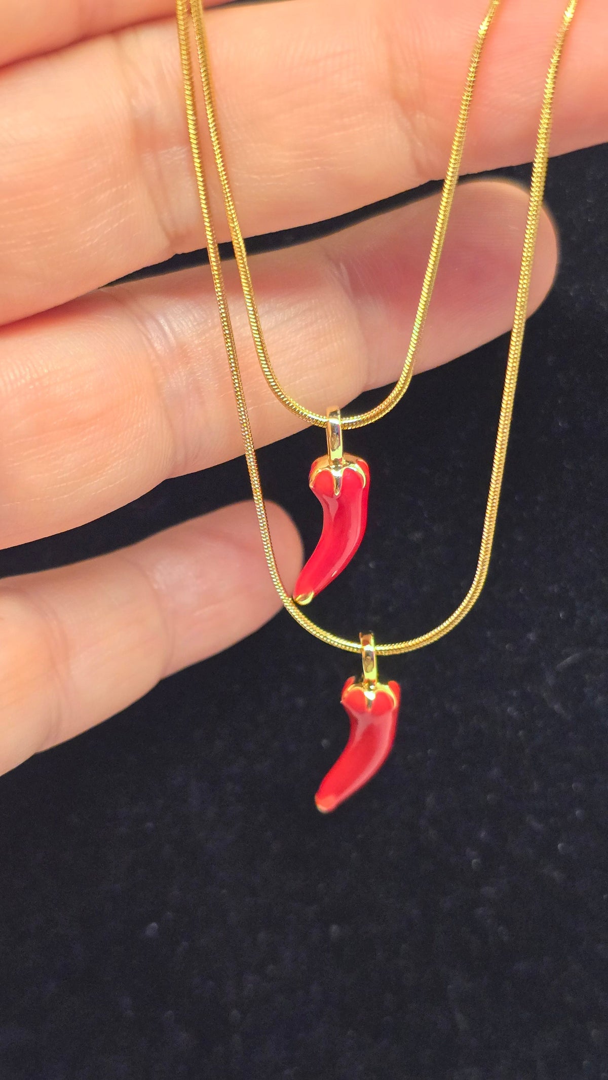 Chili Halskette 18K vergoldet mit rotem Emaille Chili Anhänger – Ansicht 7