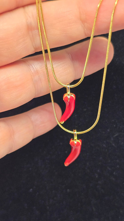 Chili Halskette 18K vergoldet mit rotem Emaille Chili Anhänger – Ansicht 7