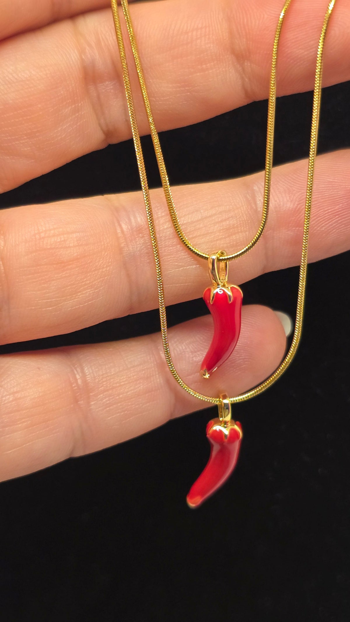 Chili Halskette 18K vergoldet mit rotem Emaille Chili Anhänger – Ansicht 1