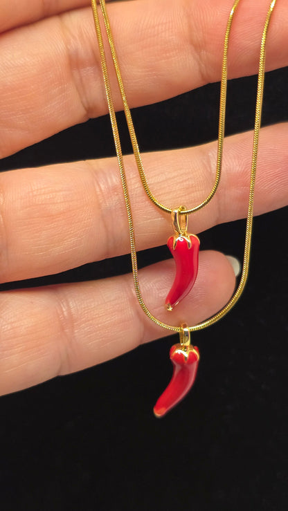 Chili Halskette 18K vergoldet mit rotem Emaille Chili Anhänger – Ansicht 1