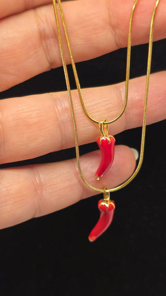 Chili Halskette 18K vergoldet mit rotem Emaille Chili Anhänger – Ansicht 1
