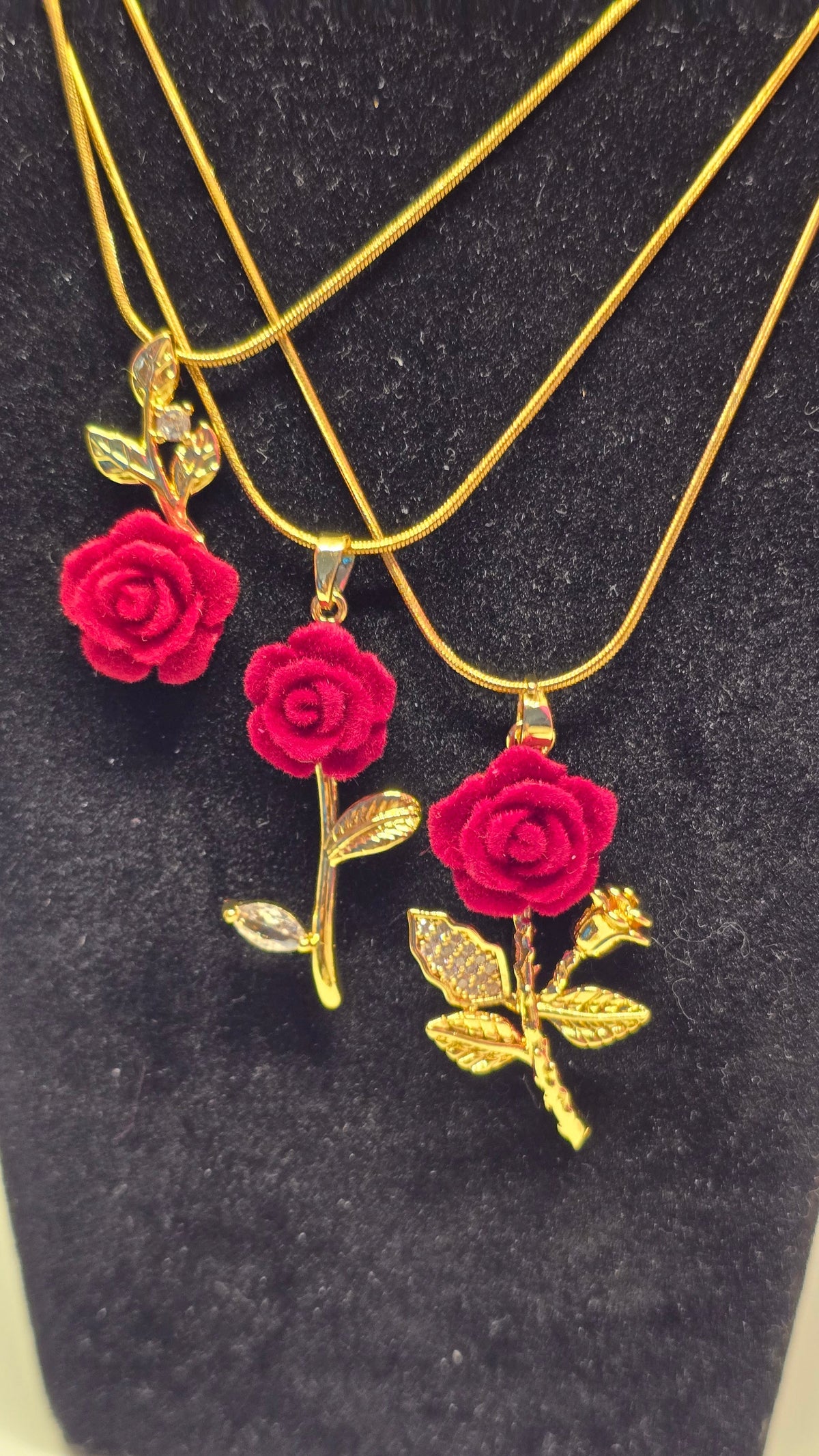 Rote Rose Halskette 18K vergoldet mit Samtrose – Ansicht 3