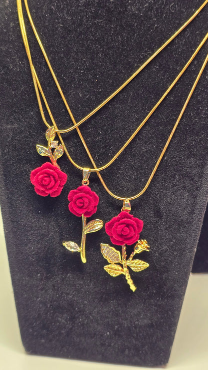 Rote Rose Halskette 18K vergoldet mit Samtrose – Ansicht 2