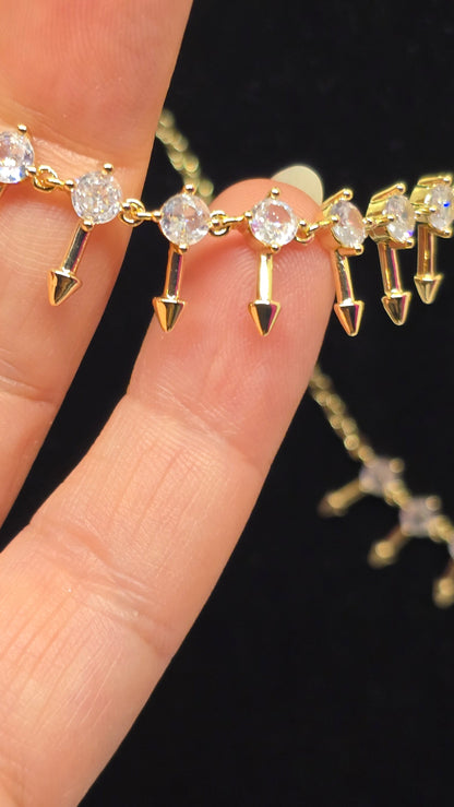 Pfeil Halskette 18K vergoldet mit Zirkonia – Ansicht 6