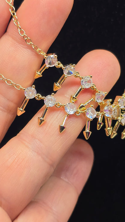 Pfeil Halskette 18K vergoldet mit Zirkonia – Ansicht 7