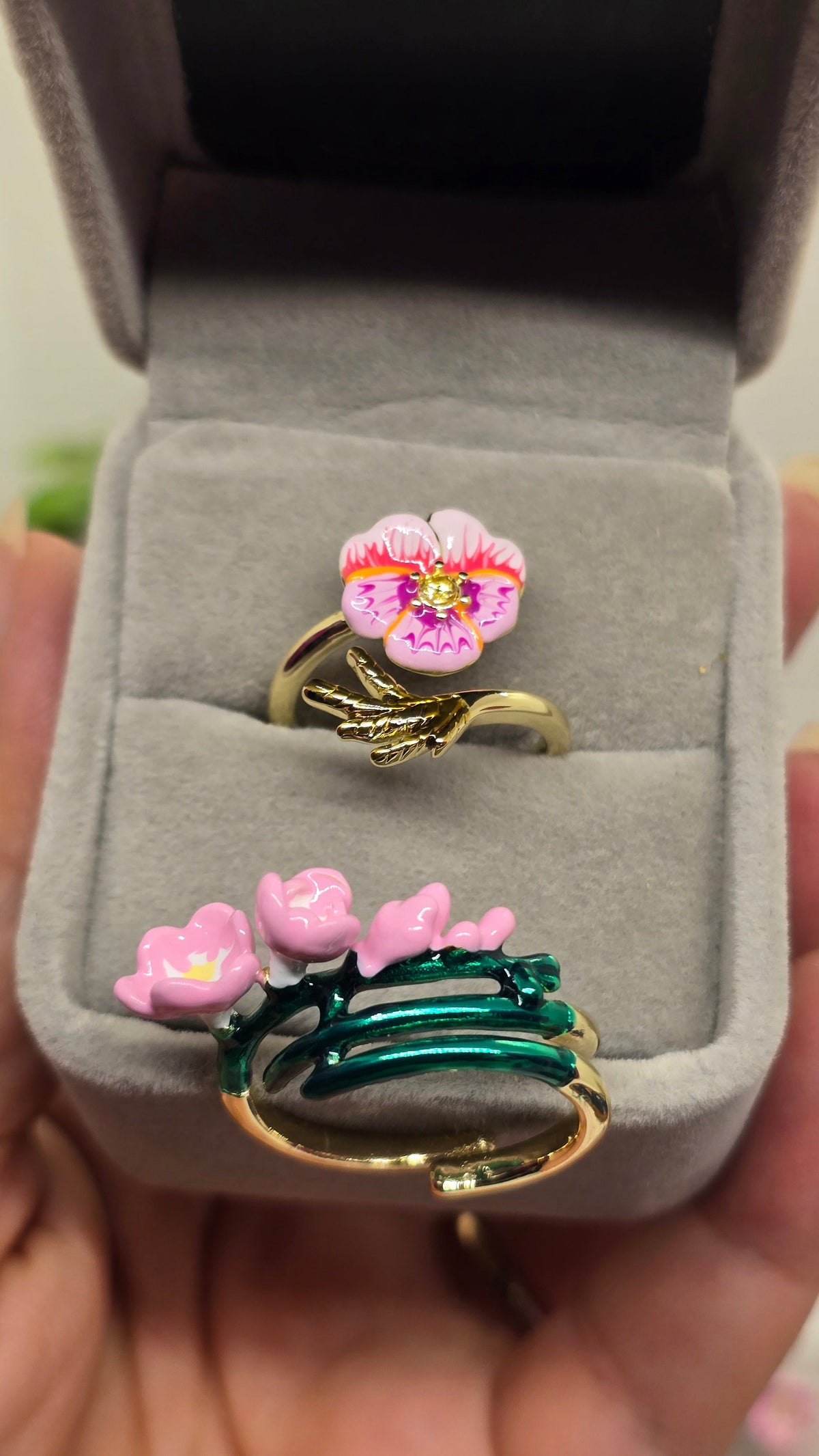 Emaille Blumenring 18K vergoldet – Design Stiefmütterchen-Blüte