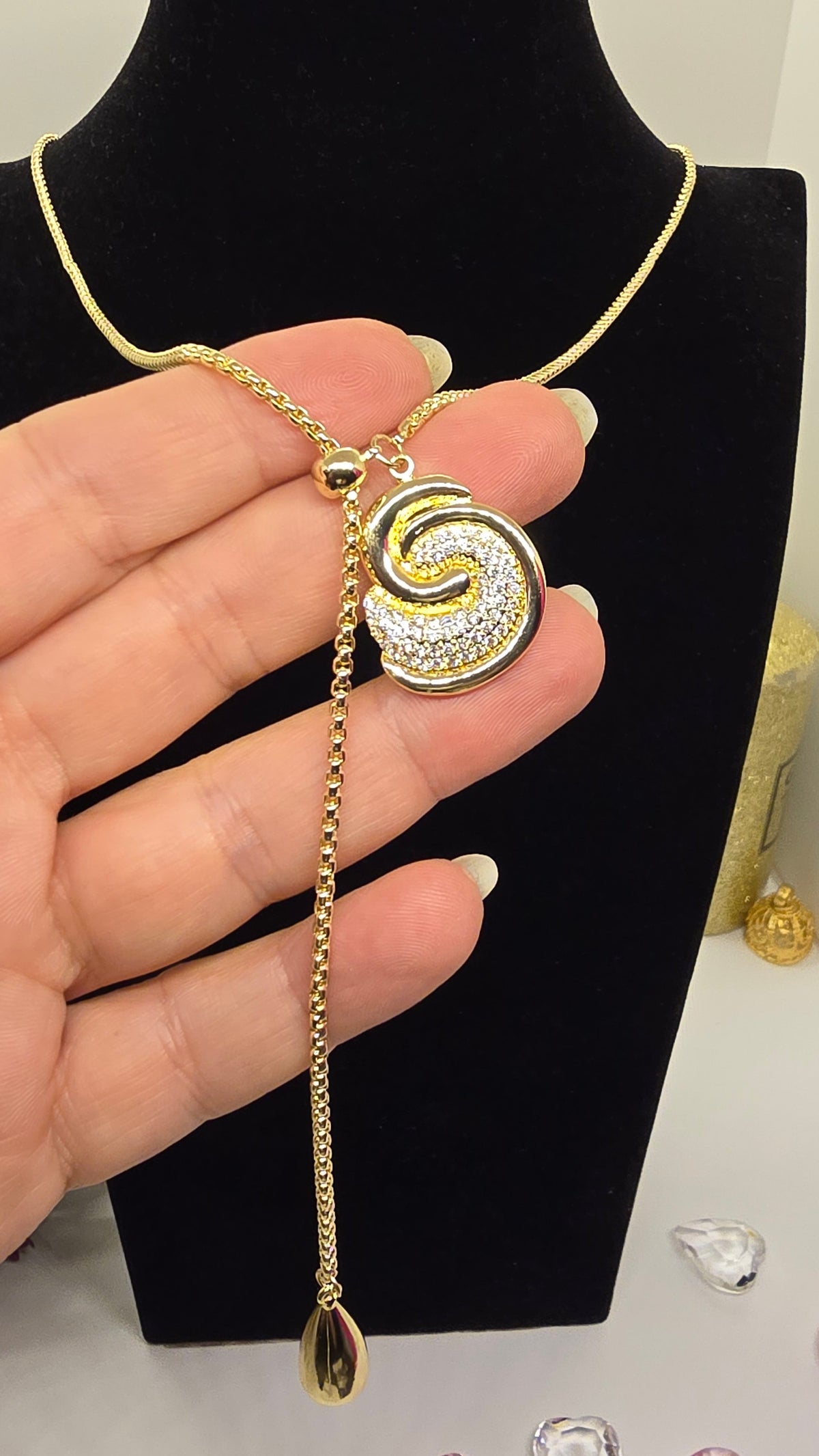 Lariat Halskette vergoldet mit Zirkonia-Anhänger – Design Spirale