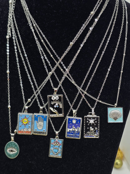 Tarot Karten Halsketten mit bunten Emaille-Anhängern an schwarzer Schmuckbüste