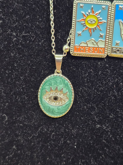 Ovaler Anhänger mit Auge-Motiv in Türkis und Tarot Karten Anhänger auf schwarzem Samt