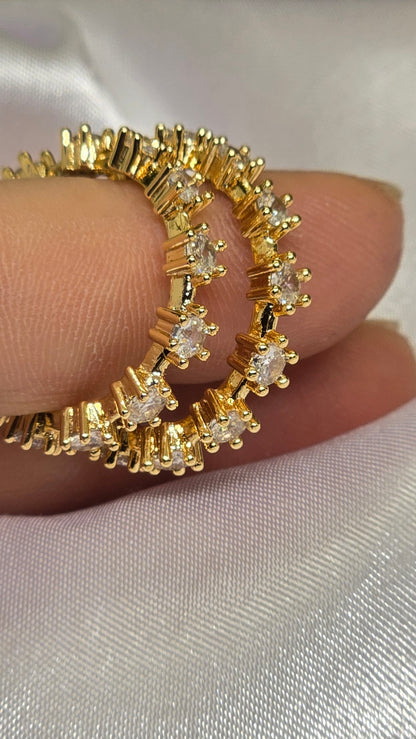 Pave Zirkonia Ring 18K vergoldet zwischen den Fingern gehalten