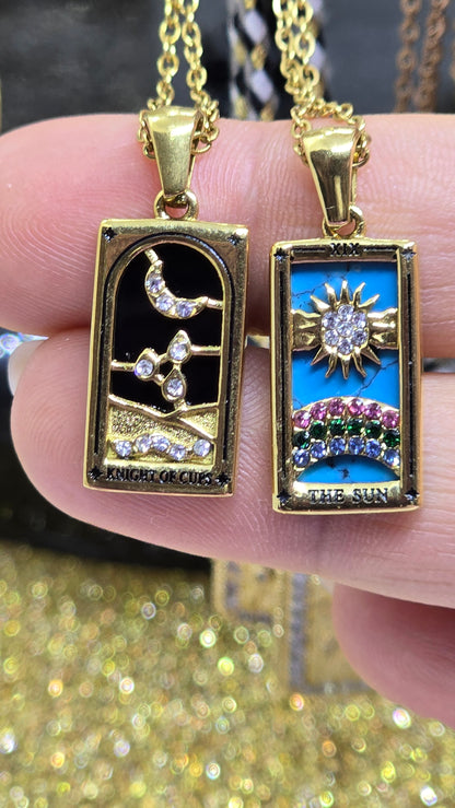 Tarot Karten Anhänger 18K vergoldet mit Mond und Sonne in der Hand