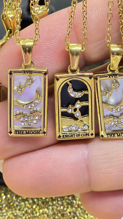 Drei vergoldete Tarot Anhänger The Moon, Night und Star in der Hand