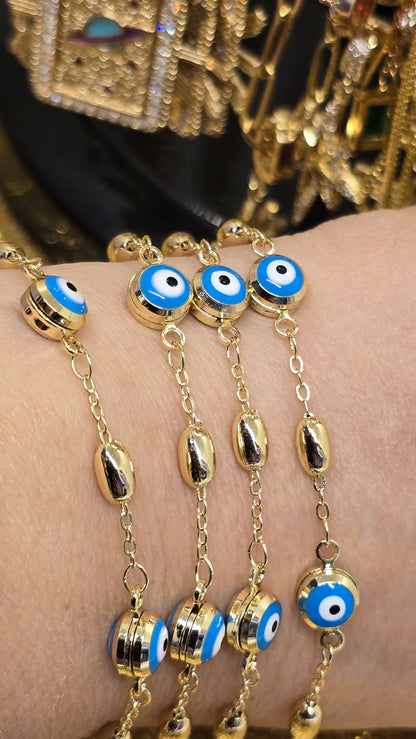 Evil Eye Armbänder Gold mit blauen Augen-Perlen übereinander getragen