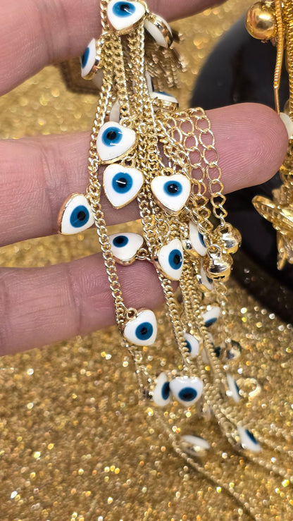 Evil Eye Armbänder mit weißen Herz-Anhängern und blauem Auge in der Hand