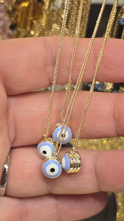 Evil Eye Ketten 18K vergoldet mit hellblauen Augen-Anhängern in der Hand