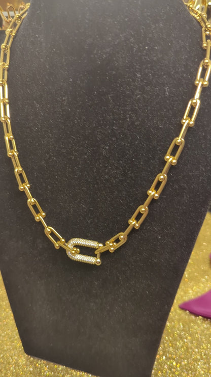 Video: U-Gliederkette in Gold aus Edelstahl an schwarzer Schmuckbüste