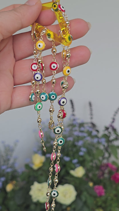 Video: Evil Eye Schmuck-Set mit bunten Nazar-Anhängern in der Hand gezeigt