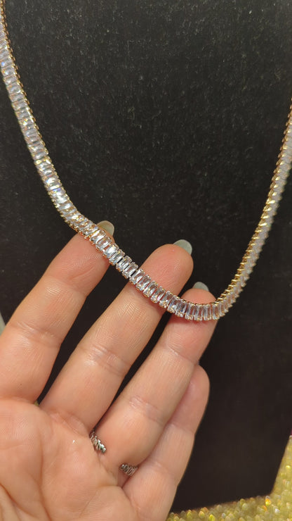Video: Tennis Baguette Halskette mit Zirkonia an der Schmuckbüste in der Hand gezeigt