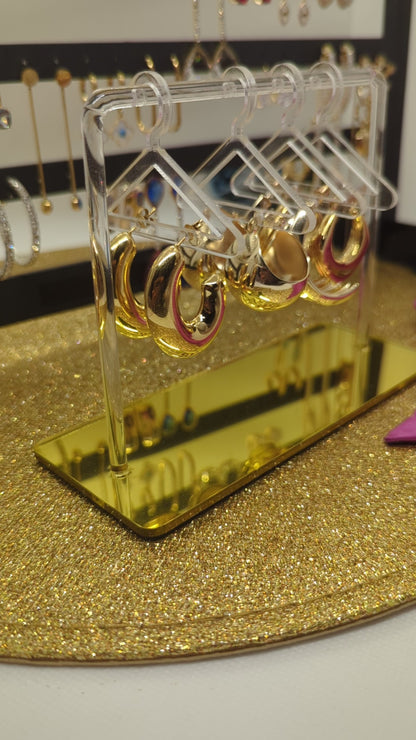 Video: Goldene Edelstahl Creolen in verschiedenen Größen am Acryl-Ohrringständer