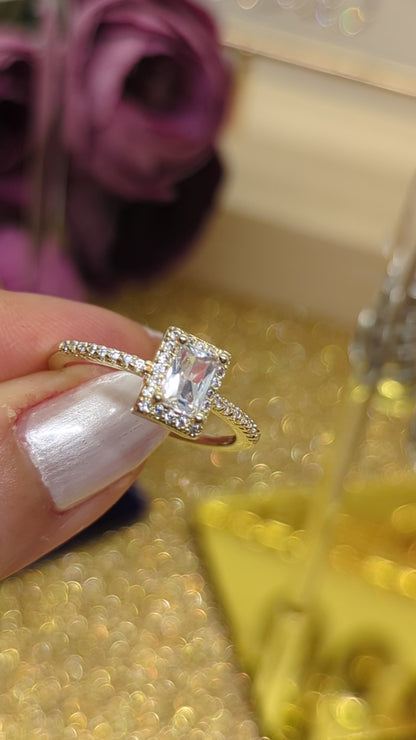Video: Solitär Ring mit Smaragd-Schliff und Zirkonia-Rand – Nahaufnahme am Finger