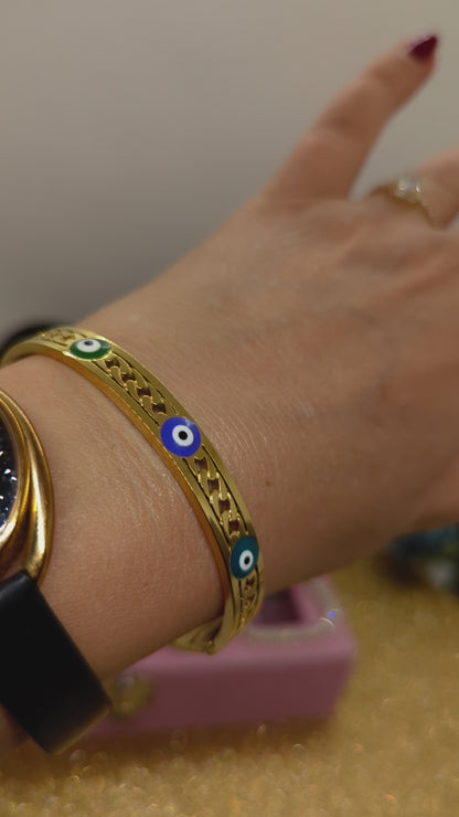 Video: Evil Eye Armreif Minimalist aus Edelstahl mit blauen Augen am Handgelenk