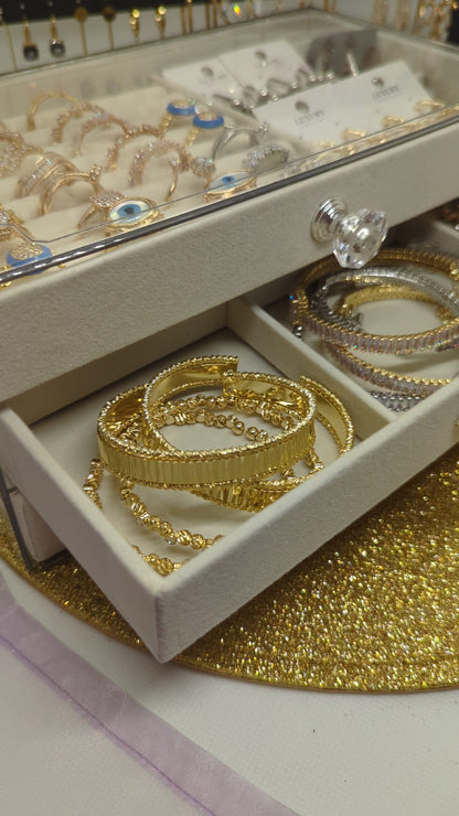 Video: Minimalistische Edelstahl Armbänder in Gold und Silber in der Schmuckschublade