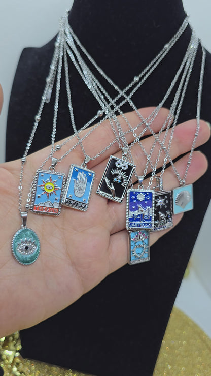 Video: Tarot Karten Halsketten mit bunten Sternzeichen-Anhängern auf der Handfläche