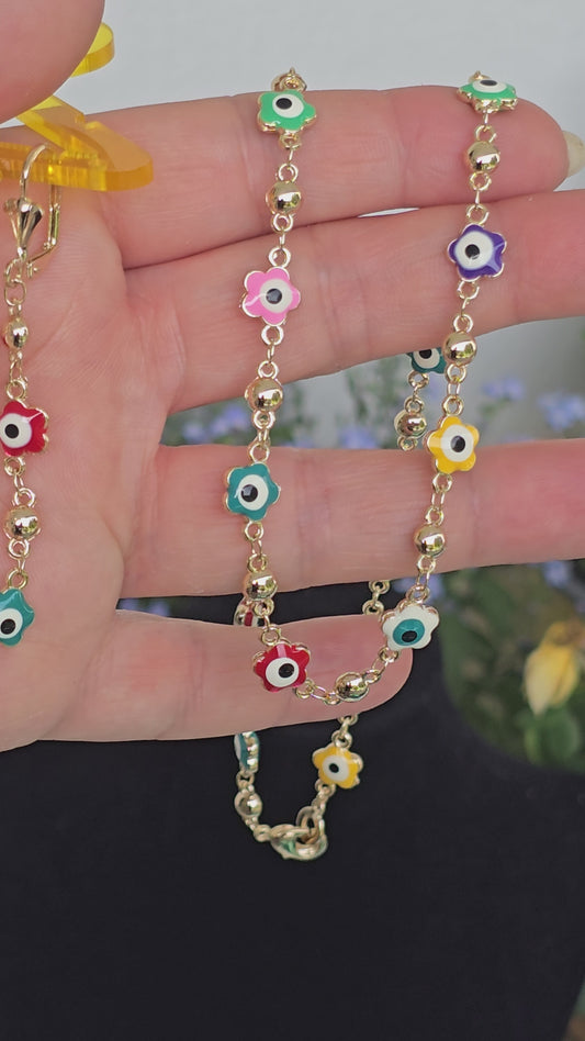 Video: Vergoldete Evil Eye Halskette mit bunten Nazar-Blüten – Nahaufnahme