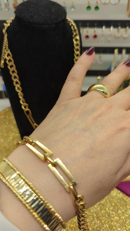 Video: Goldenes Paperclip Armband aus Edelstahl am Handgelenk getragen