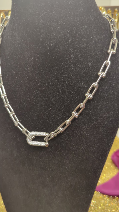 Video: U-Gliederkette in Silber aus Edelstahl mit Zirkonia-Verschluss an der Schmuckbüste