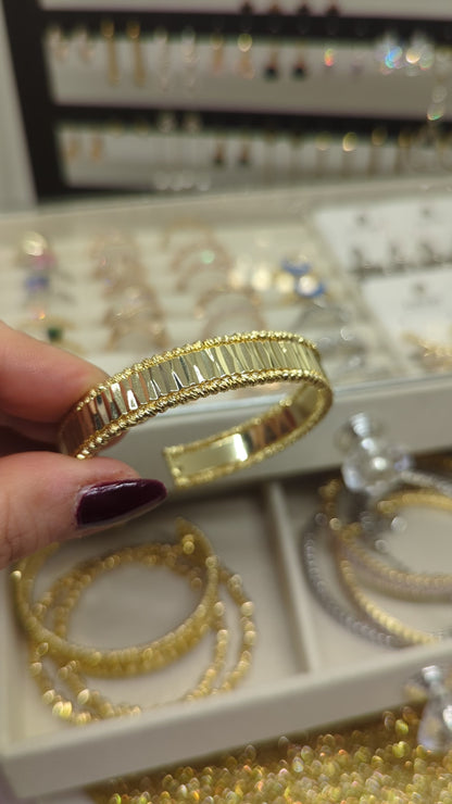 Video: Verstellbarer minimalistischer Edelstahl Armreif Gold in der Hand gezeigt